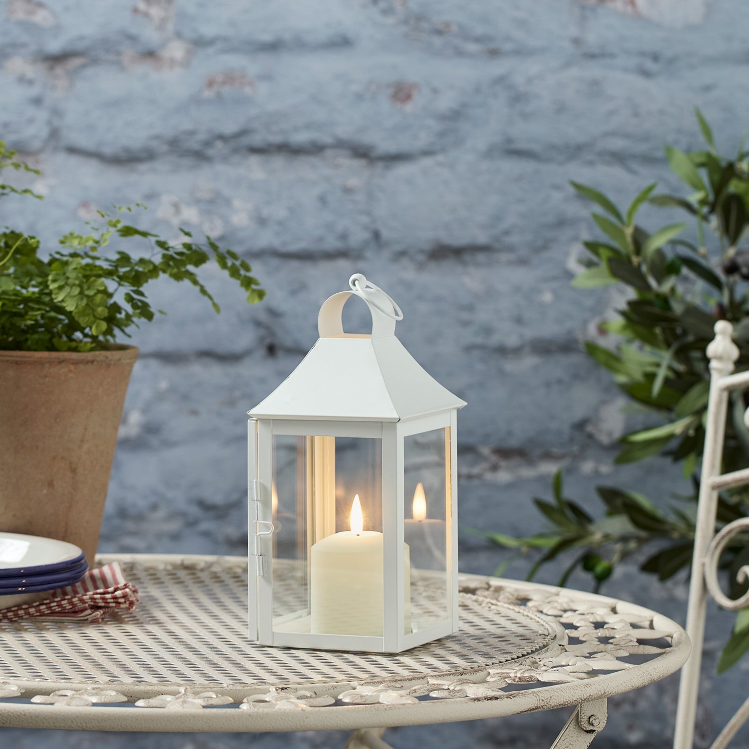 25cm Gartenlaterne weiß mit LED-Outdoor-Kerze
