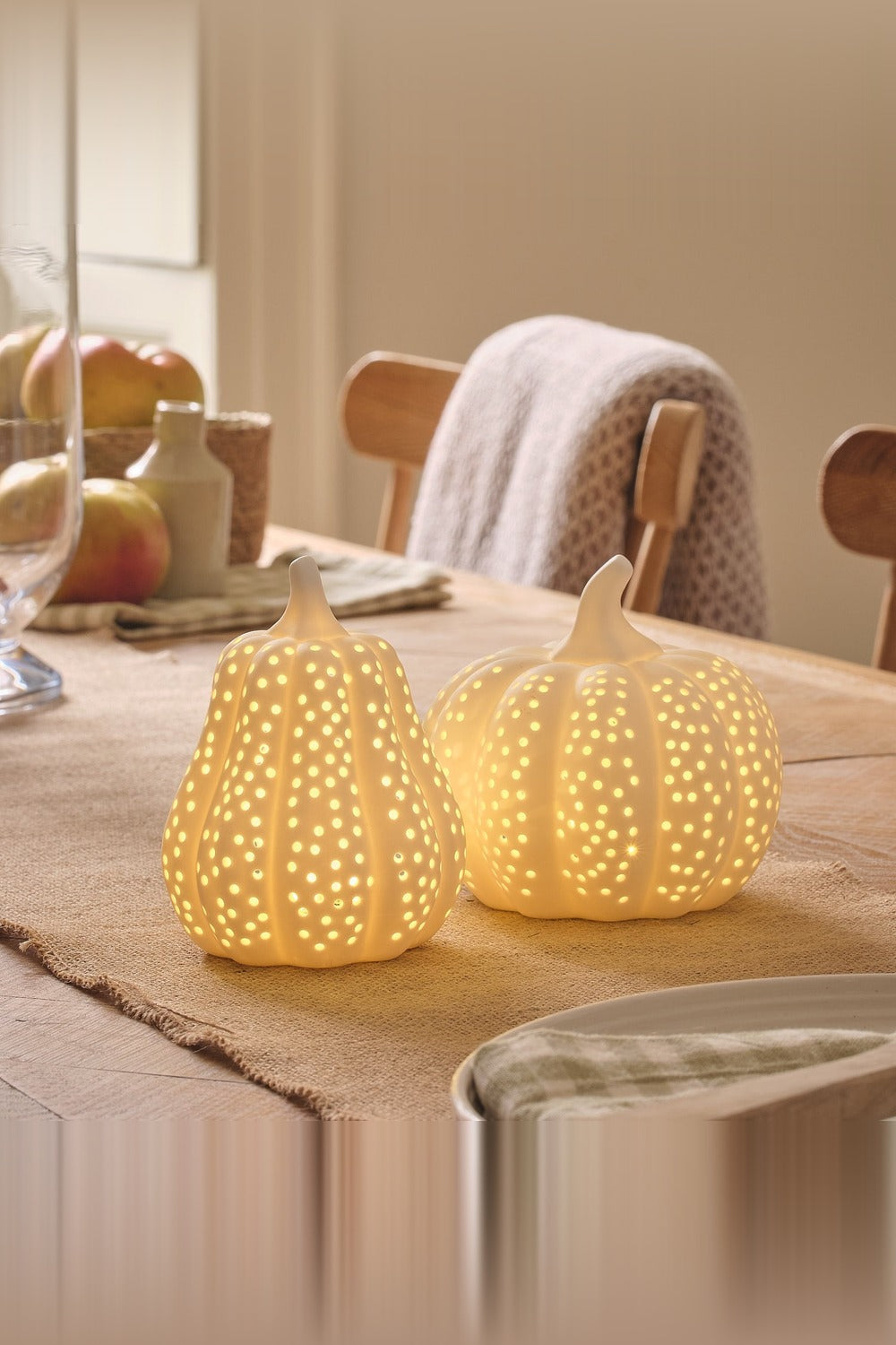 2er Set LED-Kürbis-Deko aus Porzellan in Mattweiß mit Timer