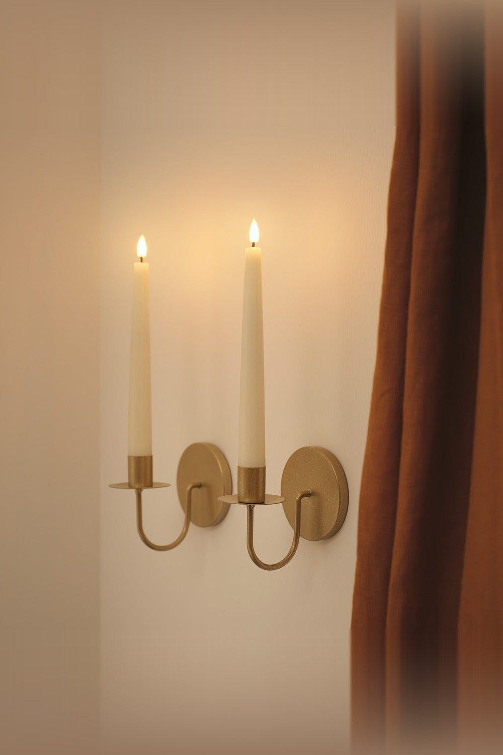 2er Set LED-Stabkerzen mit Wandhaltern & Fernbedienung